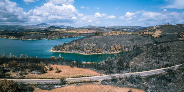 Κατεπείγουσα προκαταρκτική εξέταση για τα πολυτελή αυθαίρετα στο εθνικό πάρκο Σχινιά
