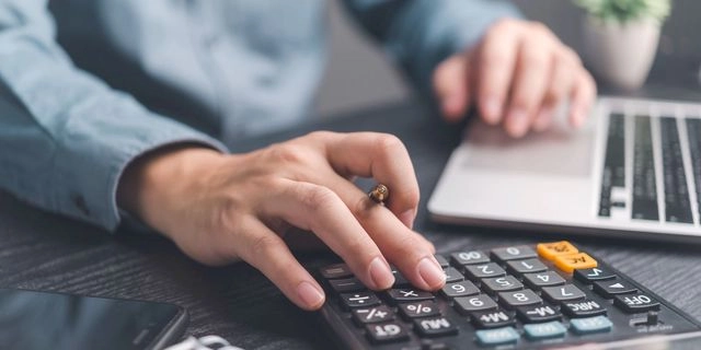“Αναμονές” για έξτρα έσοδα 1 δισ. από ΦΠΑ φέτος – Τα “σήματα” για αλλαγές σε φόρους και παροχές