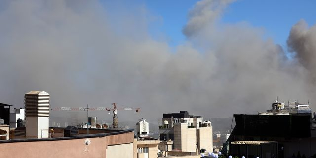 Καπνοί υψώνονται από την Τεχεράνη μετά τις επιδρομές του Ισραήλ