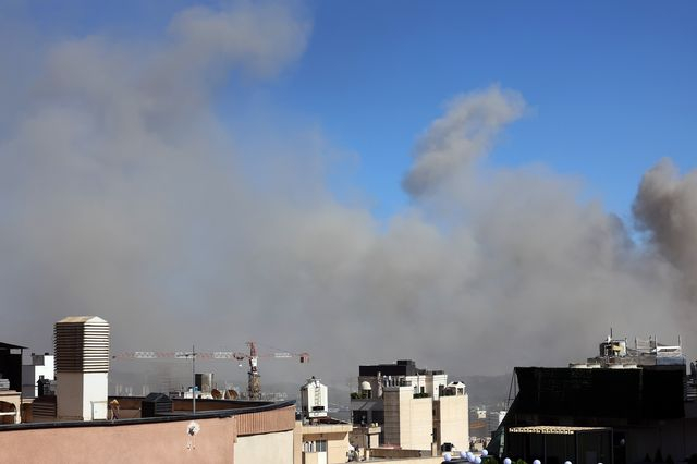Καπνοί υψώνονται από την Τεχεράνη μετά τις επιδρομές του Ισραήλ