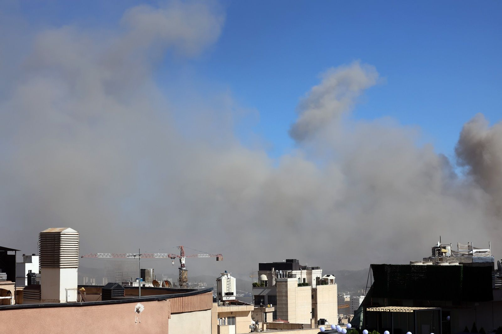 Καπνοί υψώνονται από την Τεχεράνη μετά τις επιδρομές του Ισραήλ