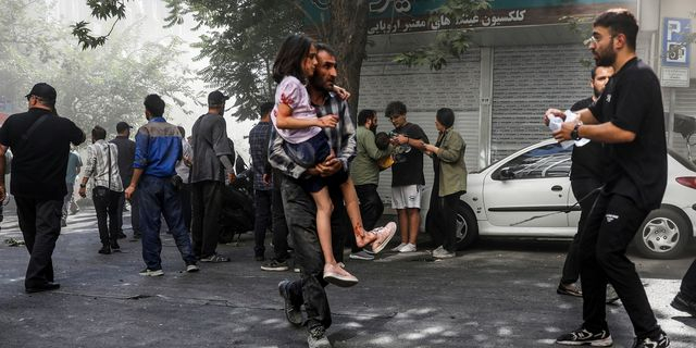 Άνδρας μεταφέρει ένα τραυματισμένο κορίτσι μετά από έκρηξη στο κέντρο της Τεχεράνης