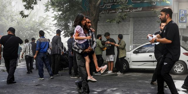 Ένας άνδρας μεταφέρει ένα τραυματισμένο κορίτσι μετά από έκρηξη στο κέντρο της Τεχεράνης, εν μέσω της τριήμερης εκστρατείας ισραηλινών επιθέσεων κατά του Ιράν, Κυριακή 15 Ιουνίου 2025.