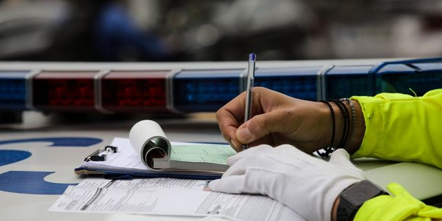 Ξεκινά η συζήτηση για τον νέο ΚΟΚ: Πρόστιμα για οδήγηση με κινητό, μη χρήση κράνους και παρκάρισμα σε θέσεις ΑμεΑ