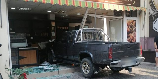 Αγρίνιο: Αγροτικό “εισέβαλε” σε φούρνο – Βίντεο