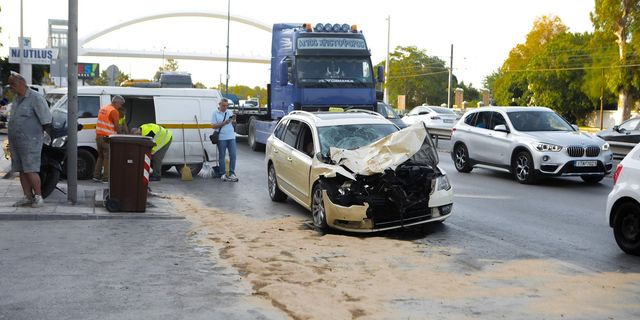 Λ. Ποσειδώνος: Νεκρή μία εργαζόμενη από τη σύγκρουση ταξί με απορριμματοφόρο