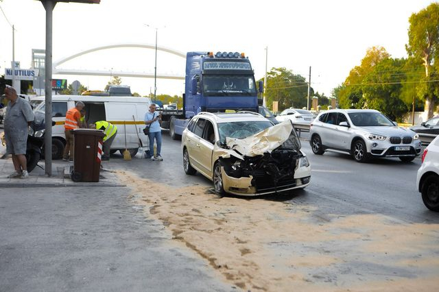 Λ. Ποσειδώνος: Νεκρή μία εργαζόμενη από τη σύγκρουση ταξί με απορριμματοφόρο
