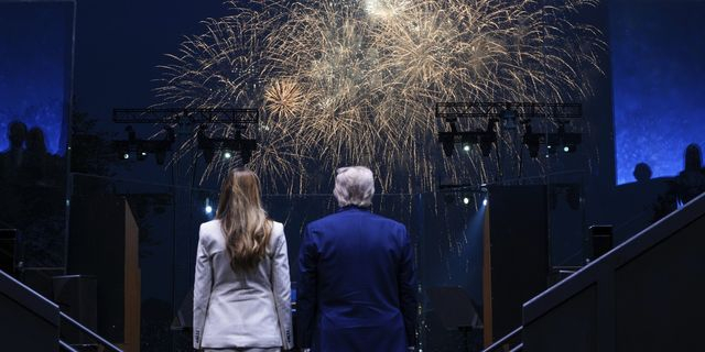 Φαντασμαγορικό στρατιωτικό σόου Τραμπ με φόντο μαζικές διαδηλώσεις
