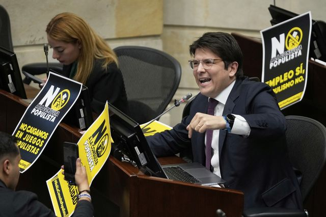 Κολομβία: Σε “εξαιρετικά κρίσιμη” κατάσταση ο Ουρίμπε