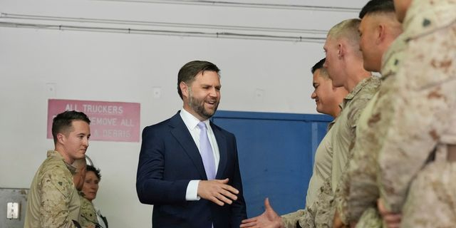 Ο Βανς υπερασπίζεται την καταστολή στο Λος Άντζελες και ρίχνει τα βέλη του σε τρίτους