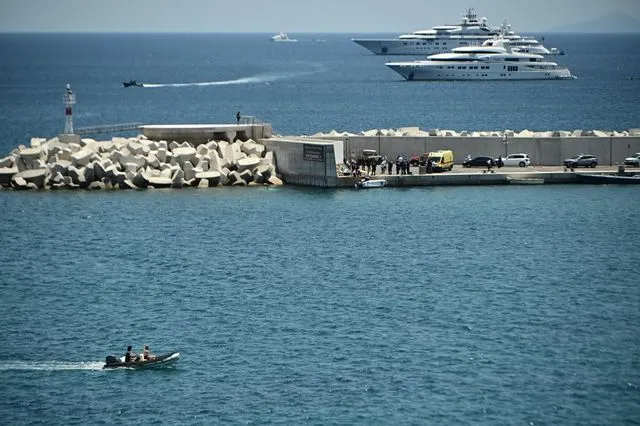 Βουλιαγμένη: Τα δύο σενάρια που εξετάζονται για την πτώση του ελικοπτέρου