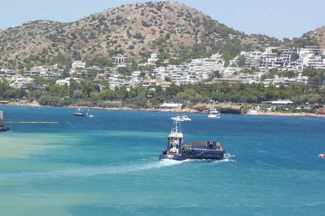 Βίντεο: Πτώση ελικοπτέρου στην θάλασσα της Βουλιαγμένης – Σώοι οι επιβαίνοντες