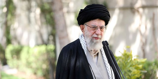 Ο Χαμενεΐ ζητά μεγαλύτερη βοήθεια από τον Πούτιν
