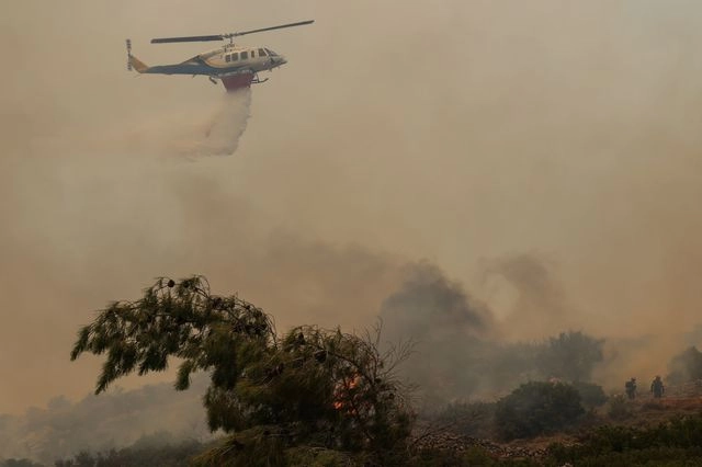 Δεύτερη ημέρα της πυρκαγιάς στο νησί της Χίου, Δευτέρα 23 Ιουνίου 2025. Στα μέτωπα της φωτιάς επιχείρησαν 190 πυροσβέστες - ανάμεσά τους 11 ομάδες πεζοπόρων - 38 οχήματα και 4 εναέρια μέσα, υδροφόρες και μηχανήματα έργου από τον Ελληνικό Στρατό και την Τοπική Αυτοδιοίκηση.