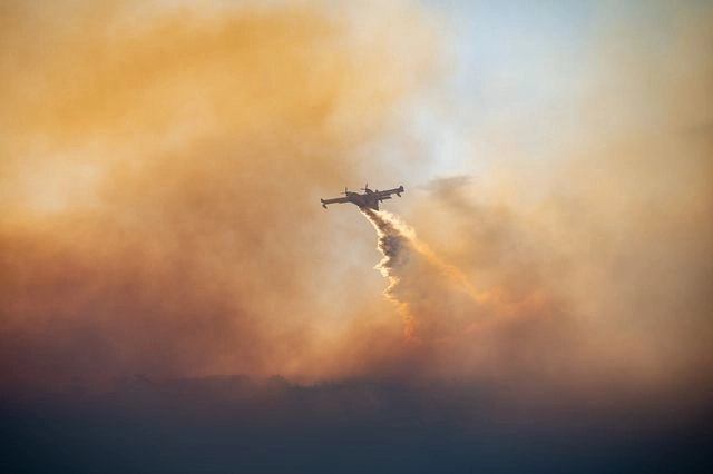 Αεροπλάνο Canadair ενεργεί σε πυρκαγιά που καίει δασική έκταση στη Χίο, Τρίτη 24 Ιουνίου 2025.