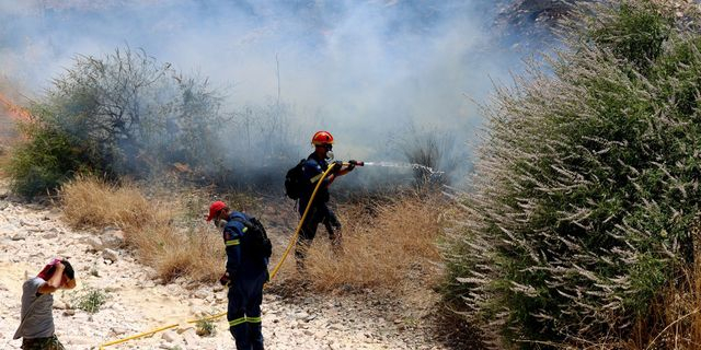 Χίος: Κίνδυνος για αναζωπυρώσεις – Παραμένουν ισχυρές πυροσβεστικές δυνάμεις