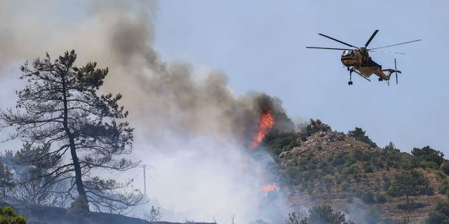 Φωτιές στη Χίο: Μεταβαίνουν πυροσβέστες από Πειραιά και Θεσσαλονίκη – Εκκενώθηκαν 16 περιοχές
