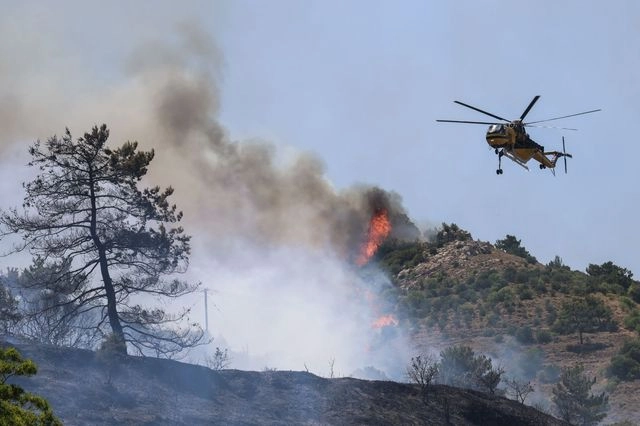 Φωτιές στη Χίο: Μεταβαίνουν πυροσβέστες από Πειραιά και Θεσσαλονίκη – Εκκενώθηκαν 16 περιοχές