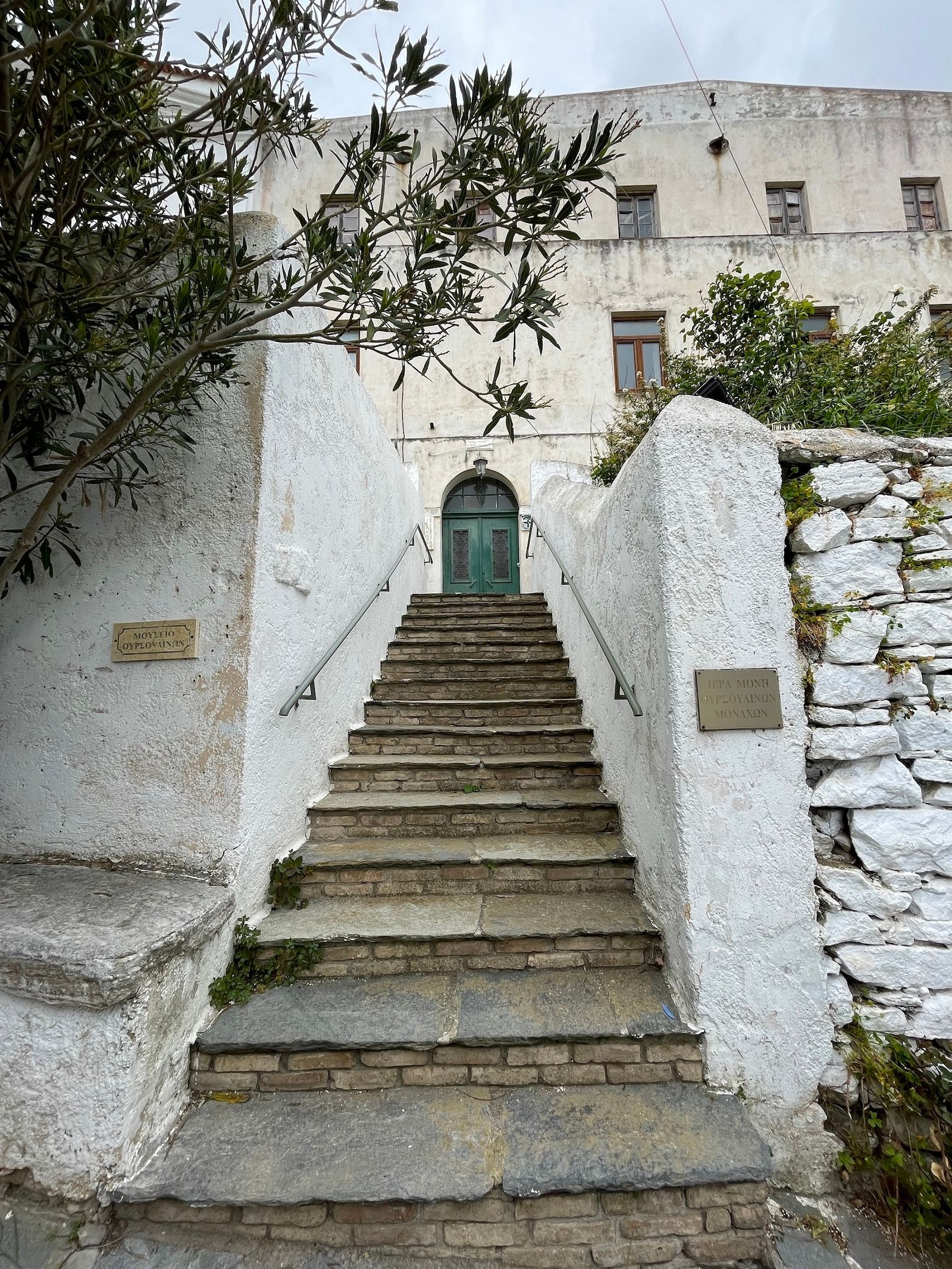 Ιερά-Μονή-Ουρσουλινών-Μοναχών-Λουτρά-Τήνος