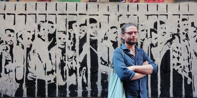 O Eduardo μπροστά από το έργο του « Checkpoint 300»