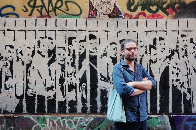 O Eduardo μπροστά από το έργο του « Checkpoint 300»