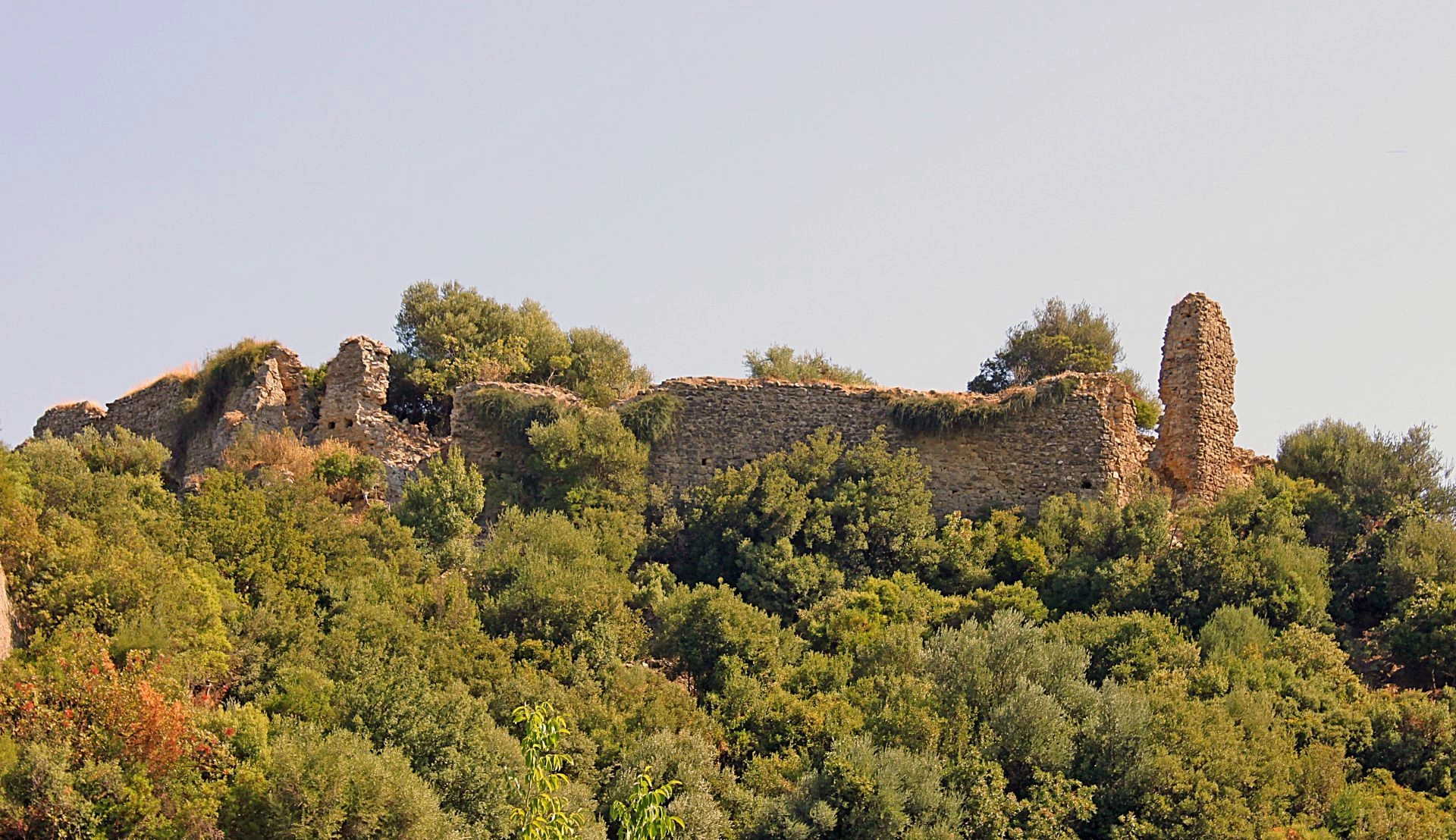 Το κάστρο του τάγματος των Ναϊτών Laffustan (ή Αιγυπτόκαστρο ή Γυφτόκαστρο) από τα δυτικά. 