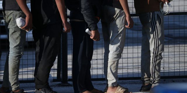 Σύγχρονος δουλέμπορος έφερνε μετανάστες για να δουλέψουν σε πορτοκαλεώνες και τους “φυλάκιζε”