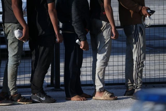 Σύγχρονος δουλέμπορος έφερνε μετανάστες για να δουλέψουν σε πορτοκαλεώνες και τους “φυλάκιζε”