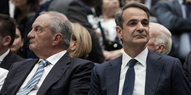 Γιατί ο Μητσοτάκης “χτυπά” ξανά τον Καραμανλή
