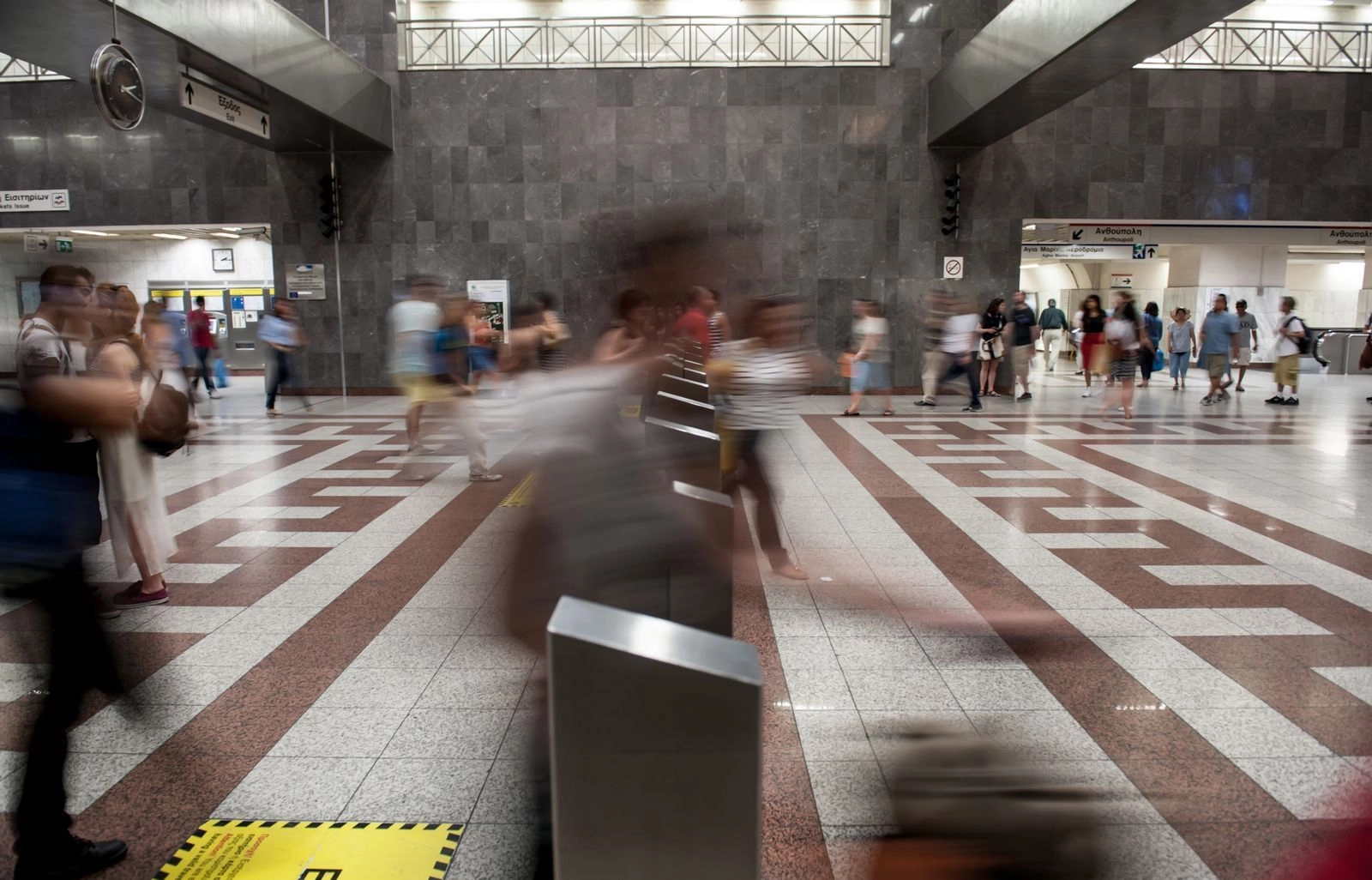 Κόσμος στο Μετρό