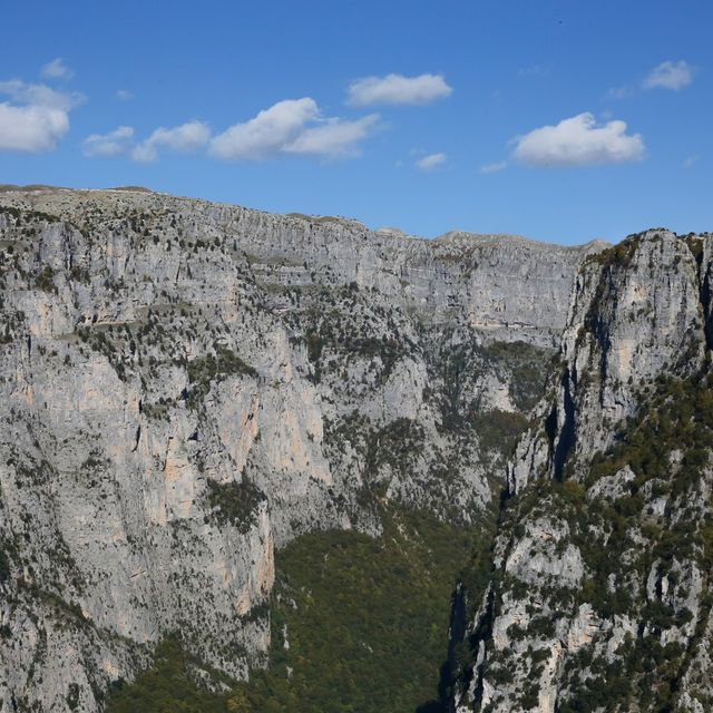 Χωρίς τις αισθήσεις της ανασύρθηκε η τουρίστρια στο φαράγγι του Βίκου