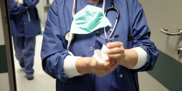 Γιατροί κάνουν προετοιμασία για χειρουργική επέμβαση (φωτογραφία αρχείου)