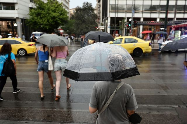 Καιρός: Υποχωρεί ο καύσωνας, έρχονται οι καταιγίδες – Συστάσεις προς τους πολίτες