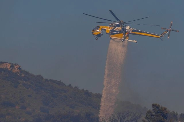 Σε εξέλιξη πυρκαγιές στην ηπειρωτική Ελλάδα – 112 για εκκενώσεις