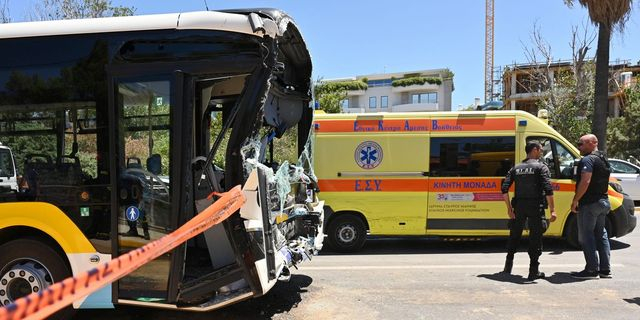 Τροχαίο στη Βούλα: Η στιγμή της σύγκρουσης των δύο λεωφορείων – Βίντεο