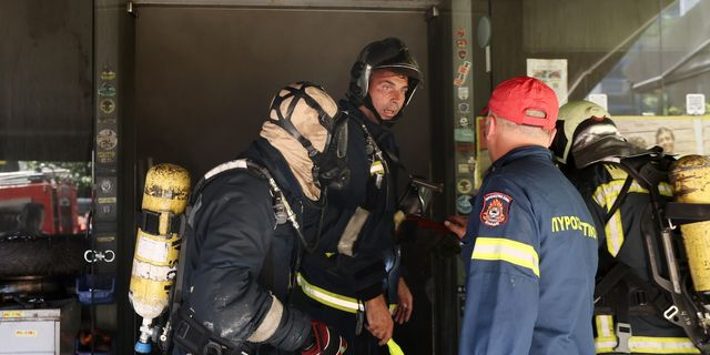 Φωτιά σε κατάστημα ελαστικών στη Μιχαλακοπούλου – Διακόπηκε η κυκλοφορία