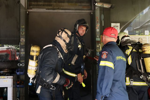 Φωτιά σε κατάστημα ελαστικών στη Μιχαλακοπούλου – Διακόπηκε η κυκλοφορία
