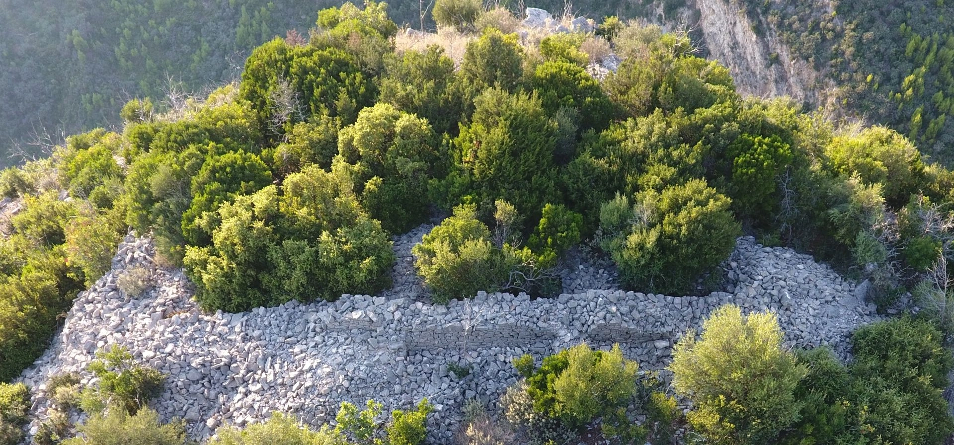Φωτογραφία από αέρος όπου φανερώνονται οι λιγοστές όρθιες οχυρώσεις της ακροπόλεως του κάστρου. 