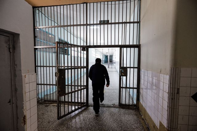 Φυλακές Άμφισσας: “Μη φυλακίζετε άλλους, δεν χωράνε”