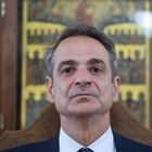 “Καυτός” Ιούλιος για τον Μητσοτάκη, εντός και εκτός