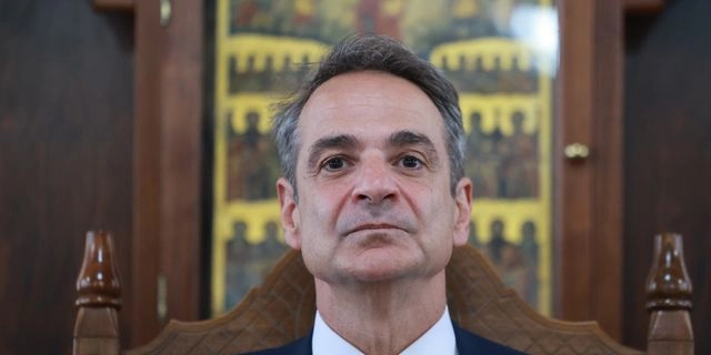 “Καυτός” Ιούλιος για τον Μητσοτάκη, εντός και εκτός