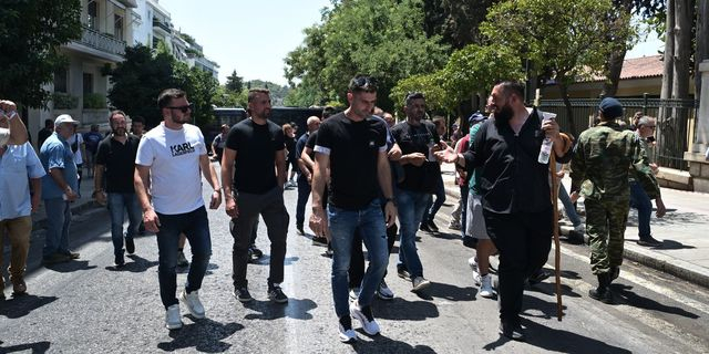 Διαμαρτυρία κτηνοτρόφων στο Μαξίμου: “Δεν έχουμε πλέον την ψυχική δύναμη να συνεχίσουμε”
