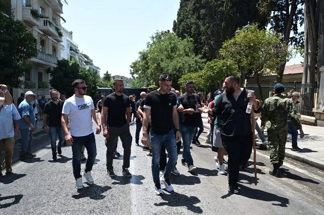 Διαμαρτυρία κτηνοτρόφων στο Μαξίμου: “Δεν έχουμε πλέον την ψυχική δύναμη να συνεχίσουμε”