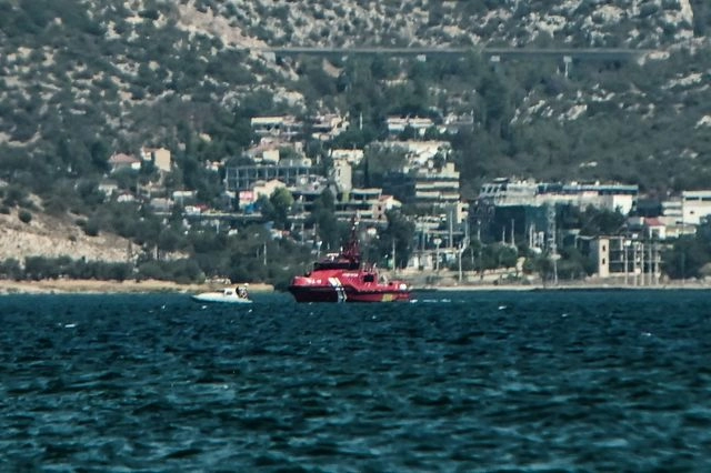 Ελευσίνα: Οι πρώτες στιγμές μετά την αναγκαστική προσθαλάσσωση του ελικοπτέρου