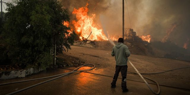 Ανεξέλεγκτη η φωτιά στην Εύβοια – Τραυματίστηκαν 4 πυροσβέστες