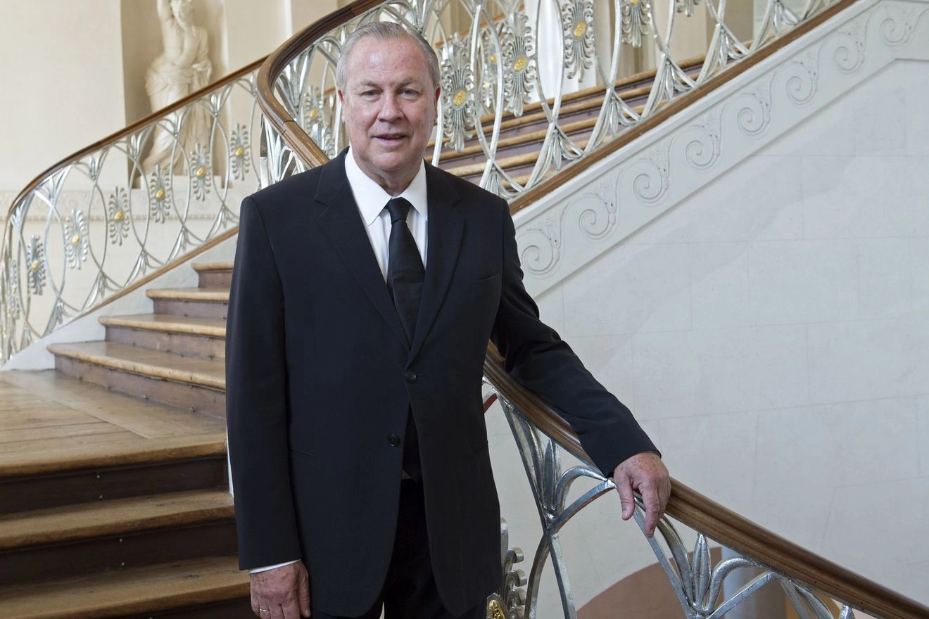 Πέθανε ο εμβληματικός Robert Wilson: Ο σκηνοθέτης που μετέτρεψε τη σιωπή σε φως