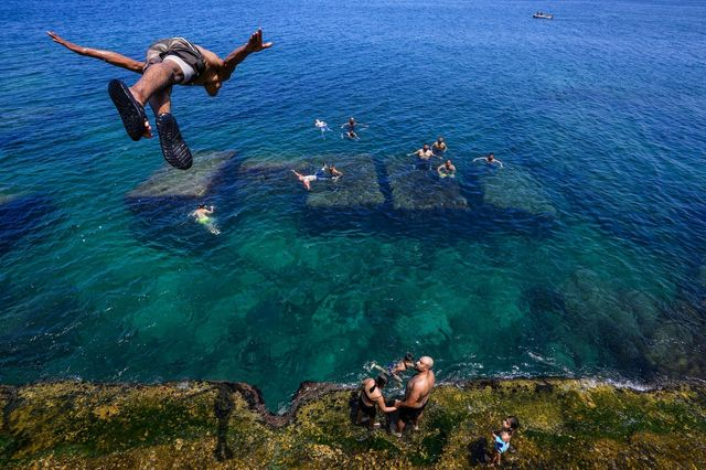 Πώς το έντονο κύμα καύσωνα στη Μεσόγειο απειλεί τη θαλάσσια ζωή
