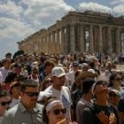 Η βαριά βιομηχανία του τουρισμού: Κέρδη για λίγους, βάρος για πολλούς