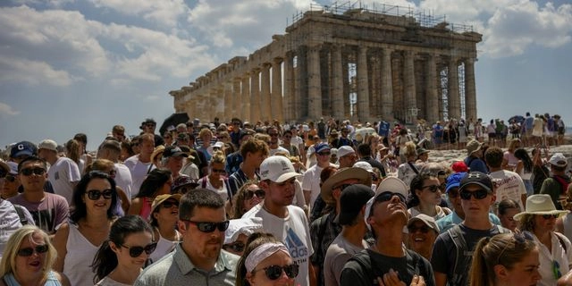 Η βαριά βιομηχανία του τουρισμού: Κέρδη για λίγους, βάρος για πολλούς