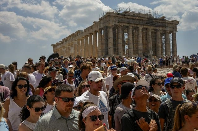 Η βαριά βιομηχανία του τουρισμού: Κέρδη για λίγους, βάρος για πολλούς
